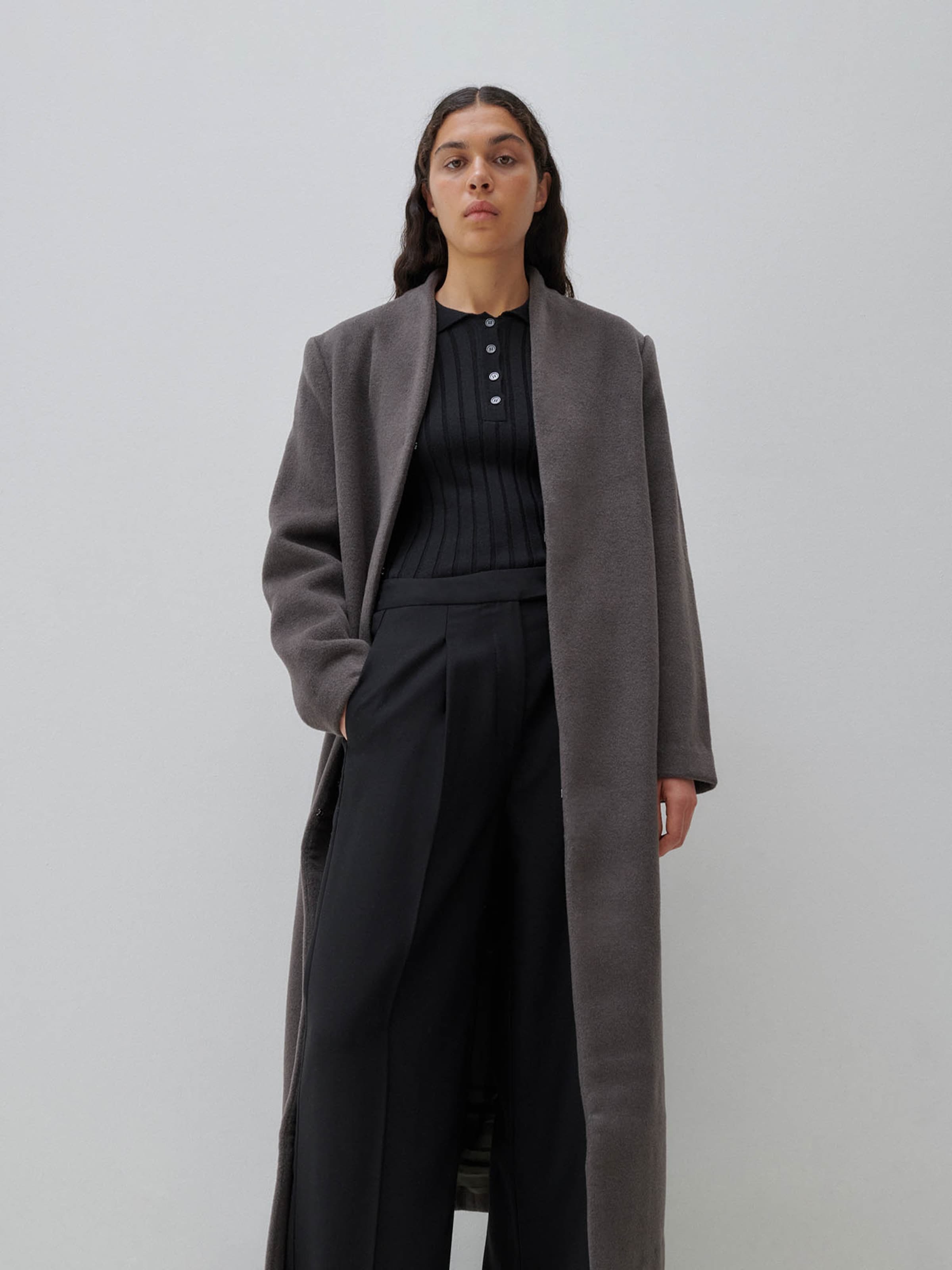 ABOUT YOU x Marie von Behrens Starpsezonu mētelis 'Hedda' olīvzaļš