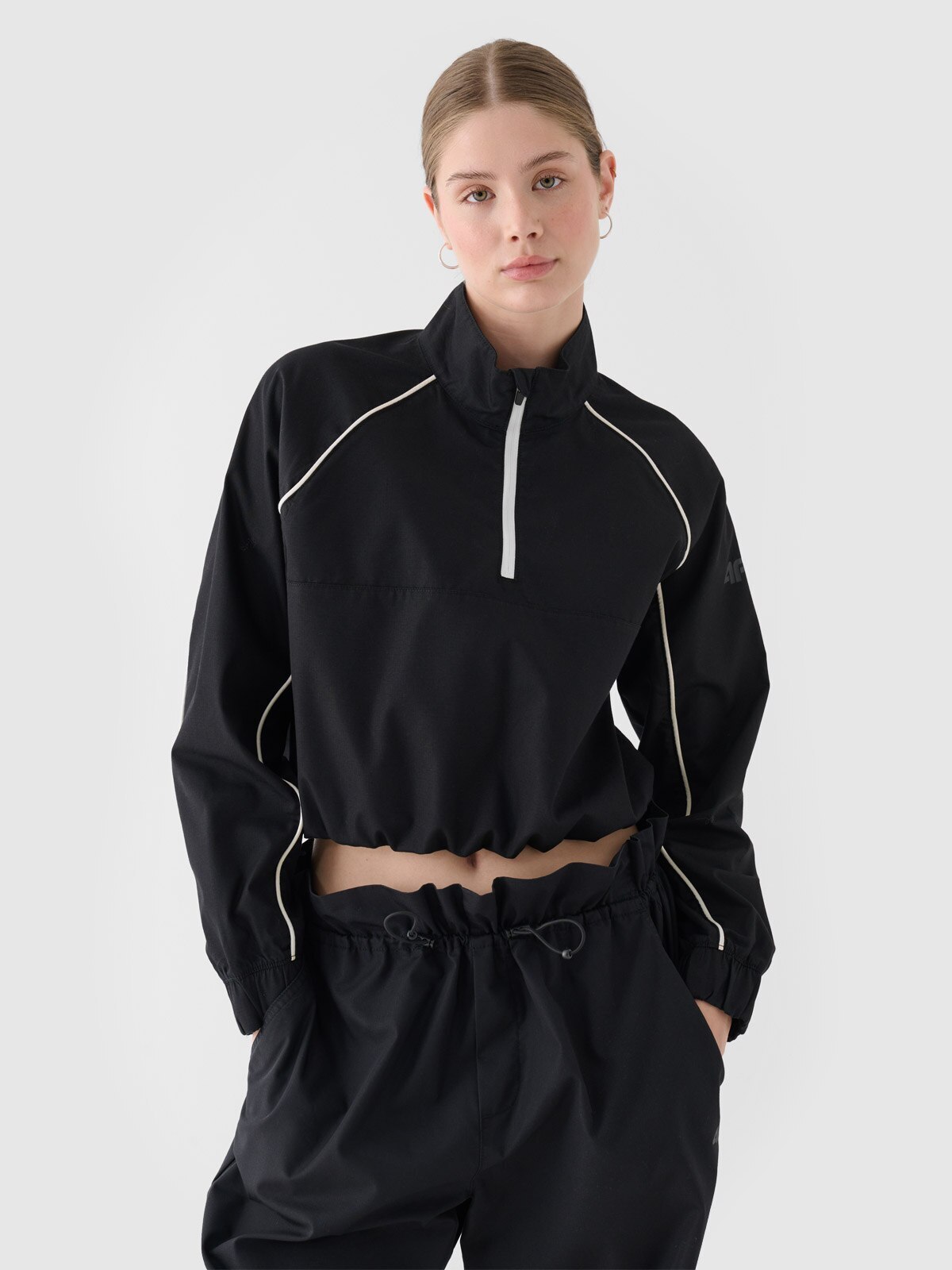 4F Sieviešu starpsezonas virsjaka cropped ar stāvapkakli - melna