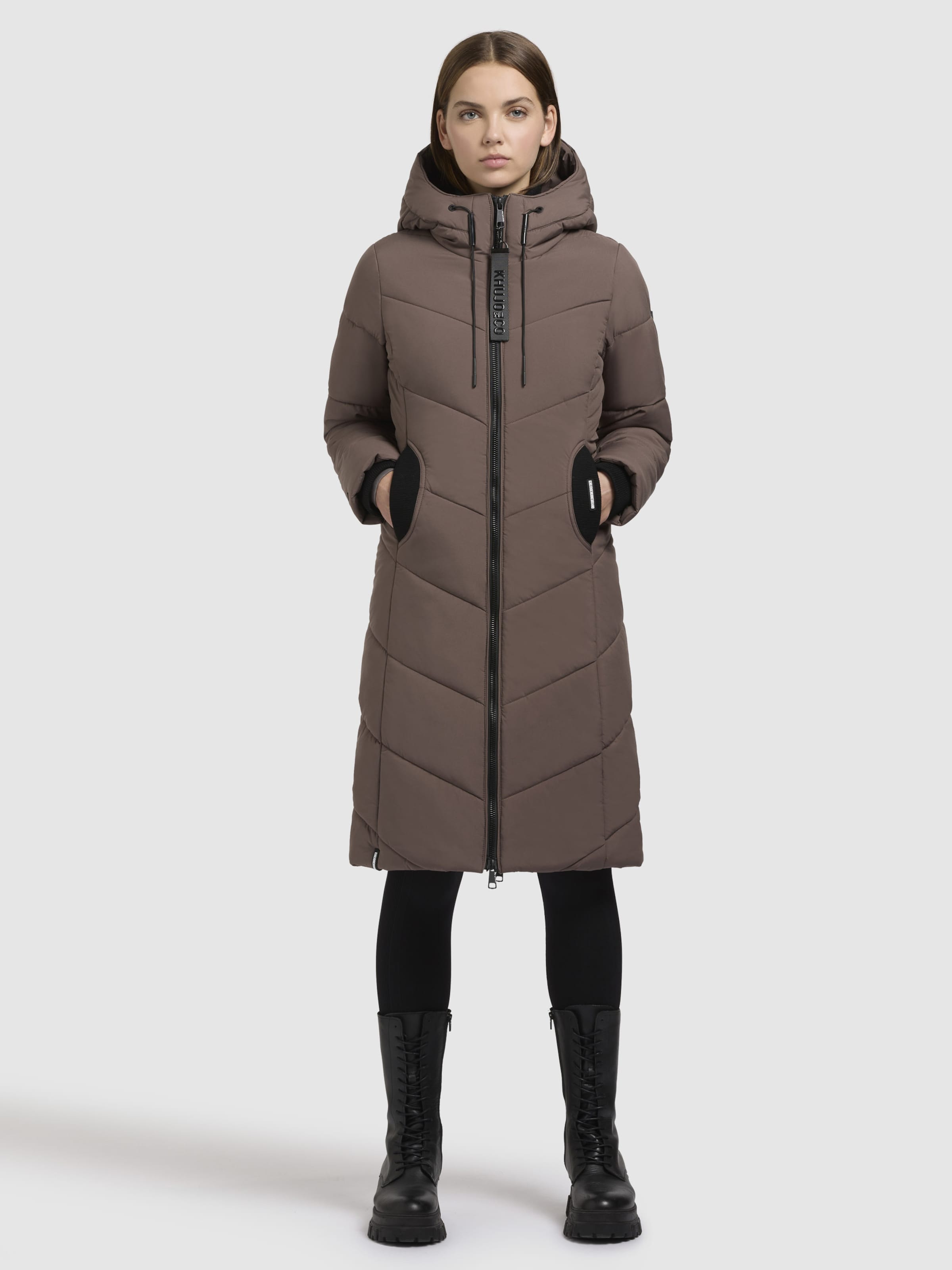 khujo Ziemas jaka 'Aribay5' dubļu krāsas