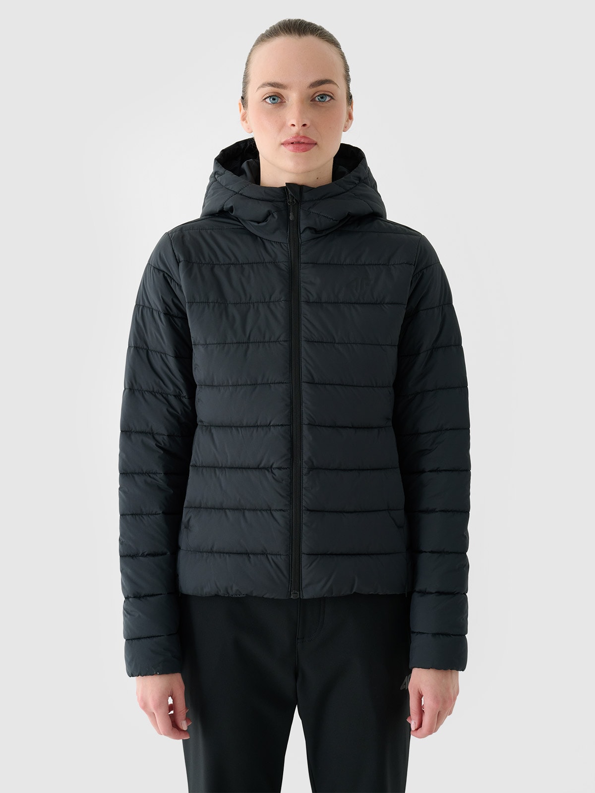 4F Sieviešu dūnu virsjaka ar pārstrādātu pildījumu - melna
