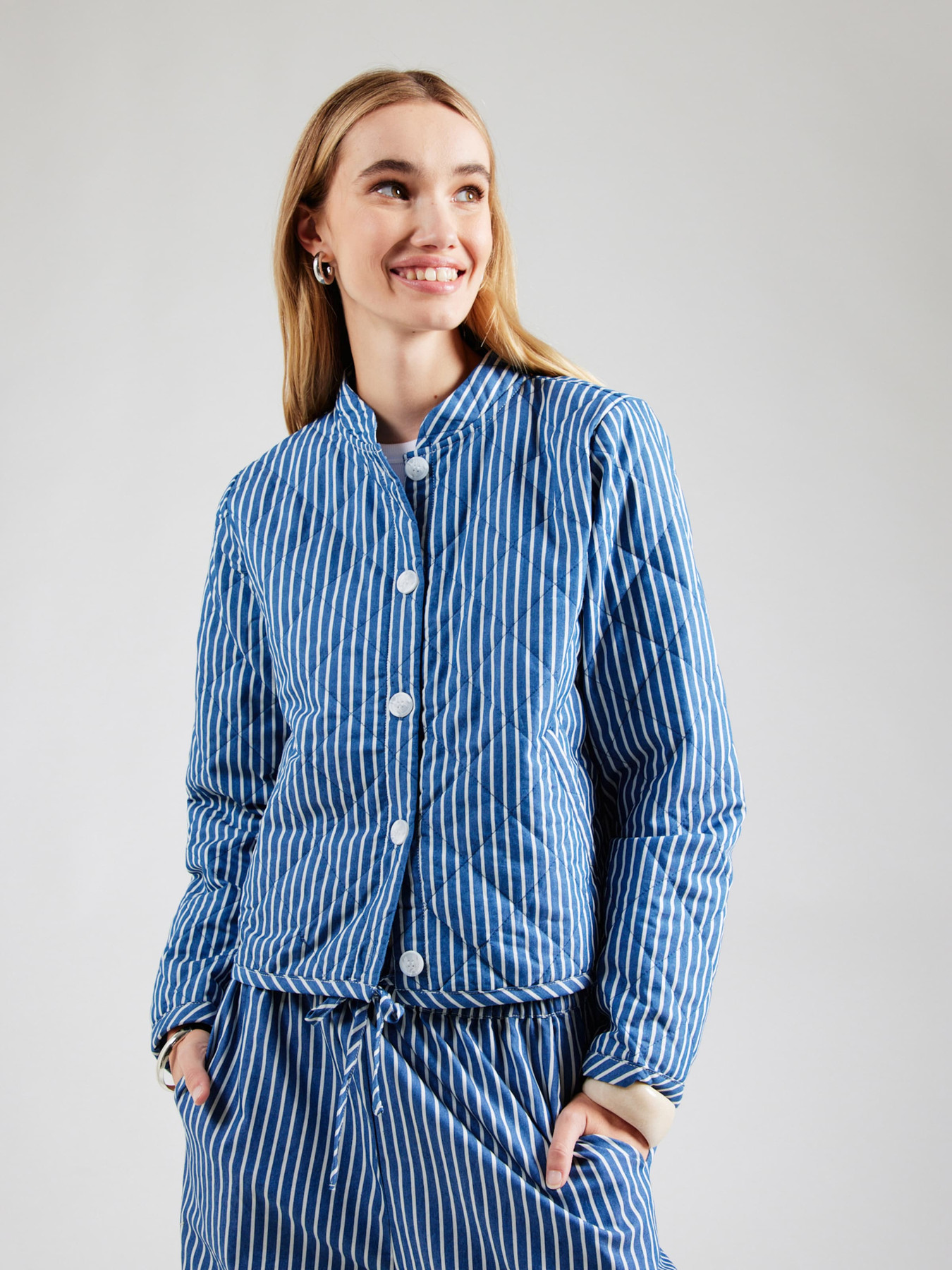 Lollys Laundry Starpsezonu jaka safīra / balts