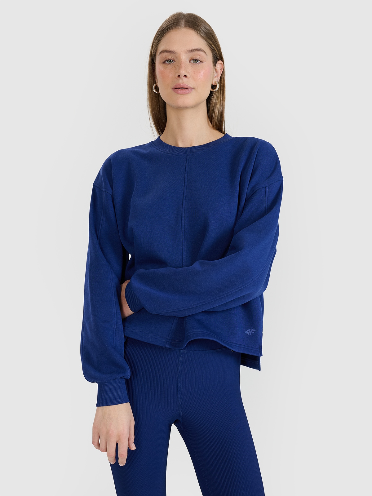 4F Sieviešu sporta džemperis oversize bez kapuces - tumši zils