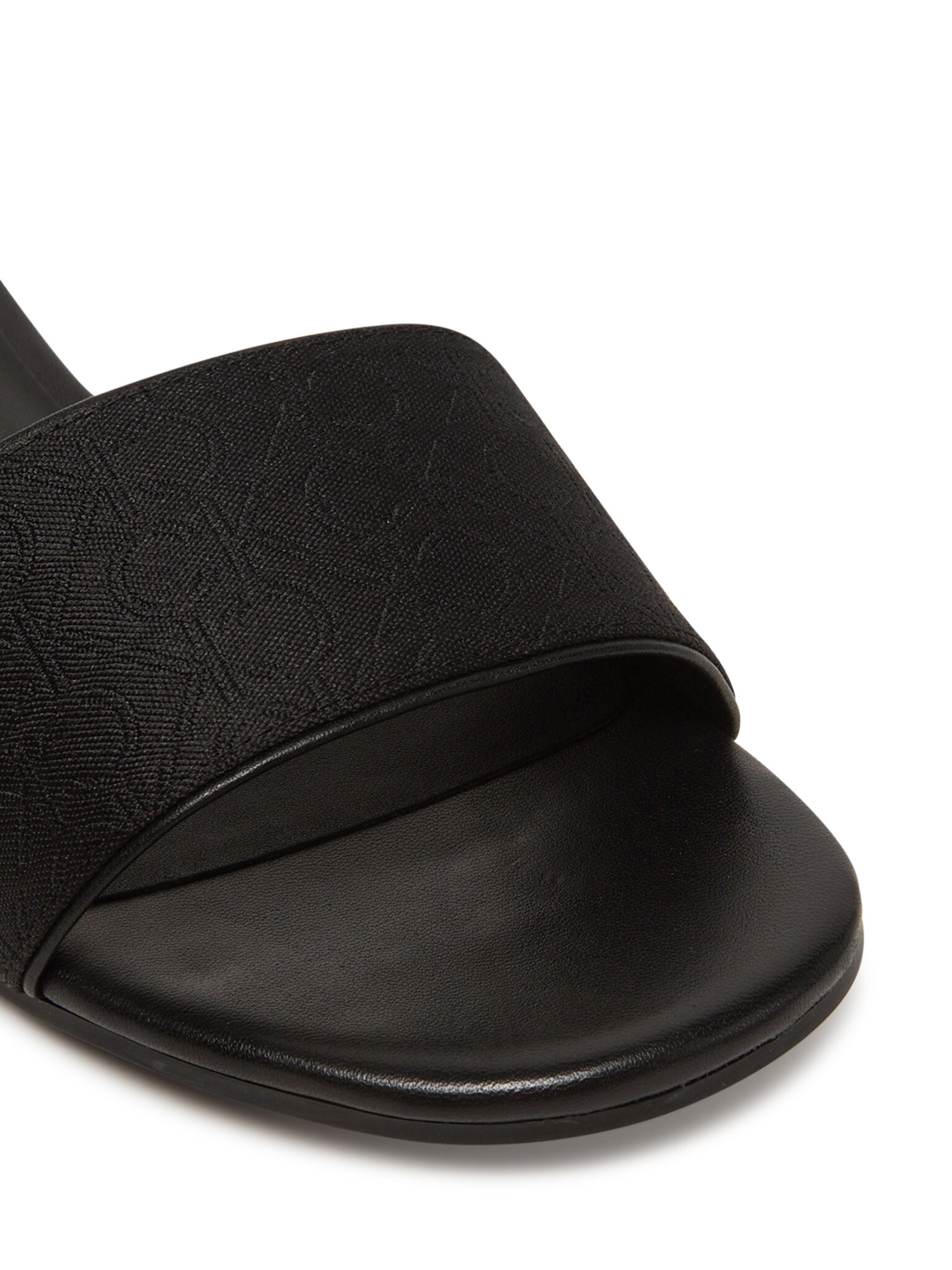 Iešļūcenes Calvin Klein