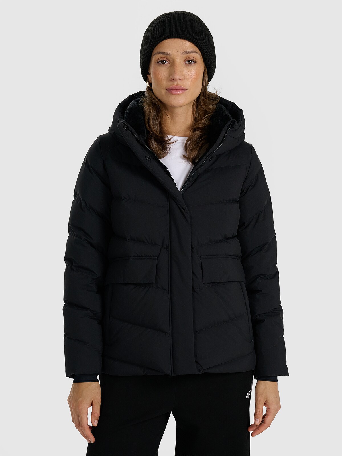 4F Sieviešu dūnu virsjaka ar dabīgu pildījumu - melna