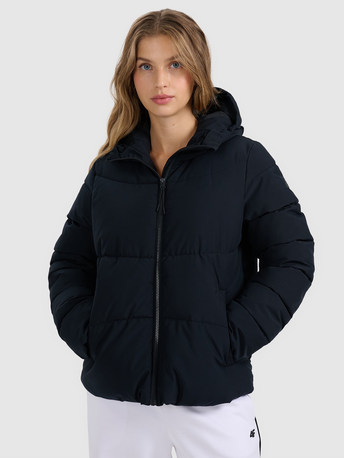 4F Sieviešu dūnu virsjaka ar sintētisku pildījumu - melna