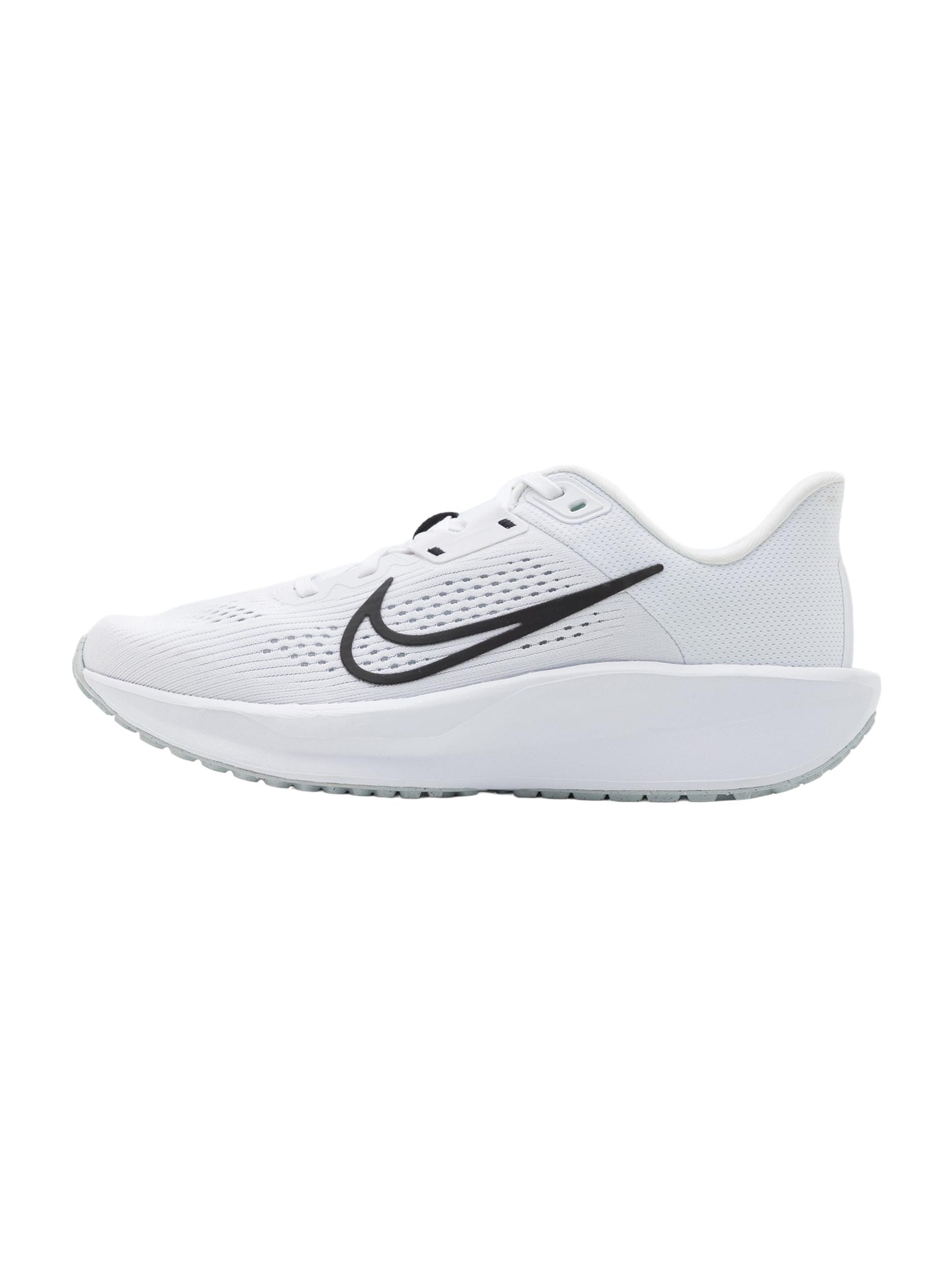 NIKE Skriešanas apavi 'Quest 6' melns / balts