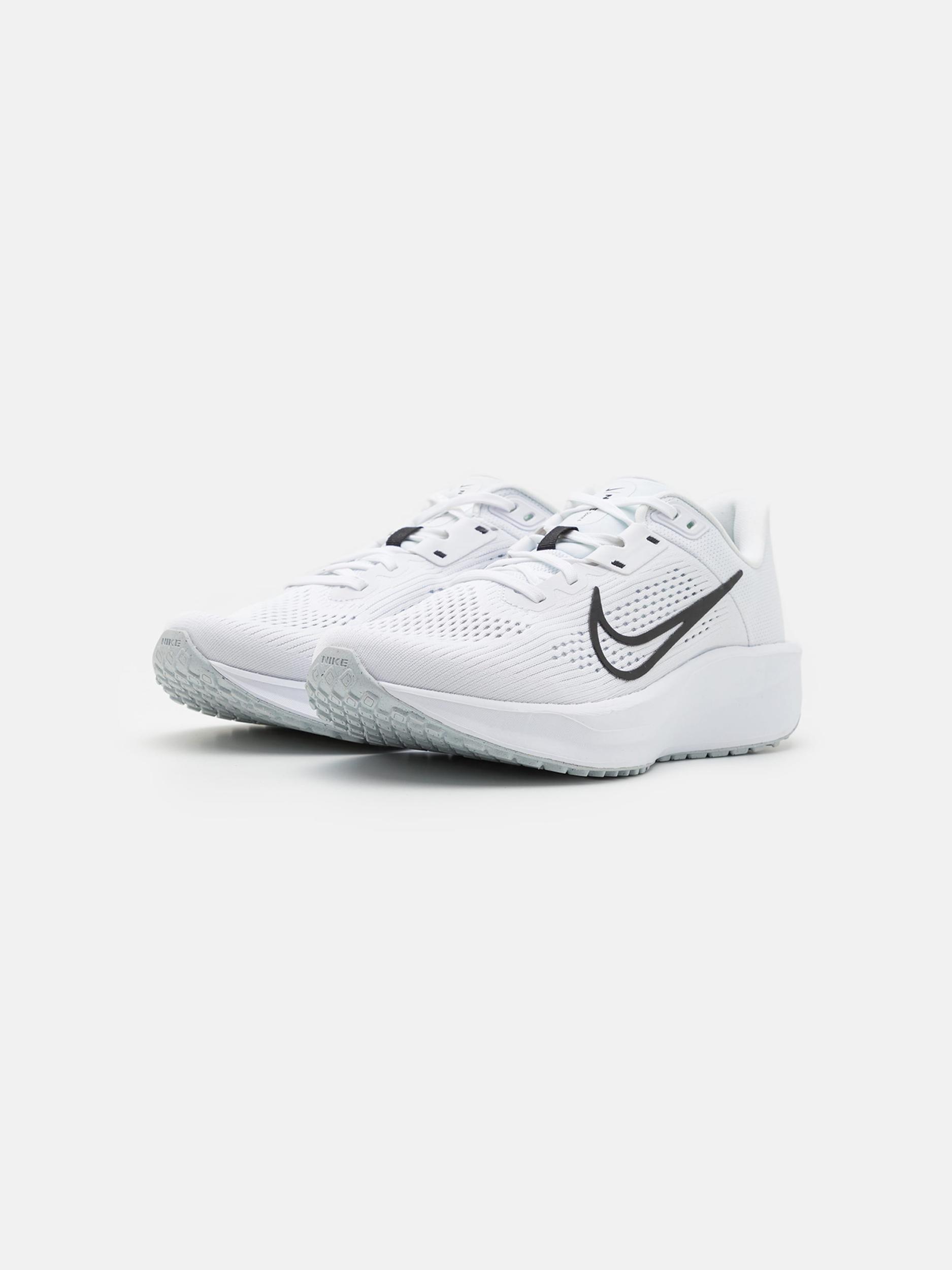 NIKE Skriešanas apavi 'Quest 6' melns / balts