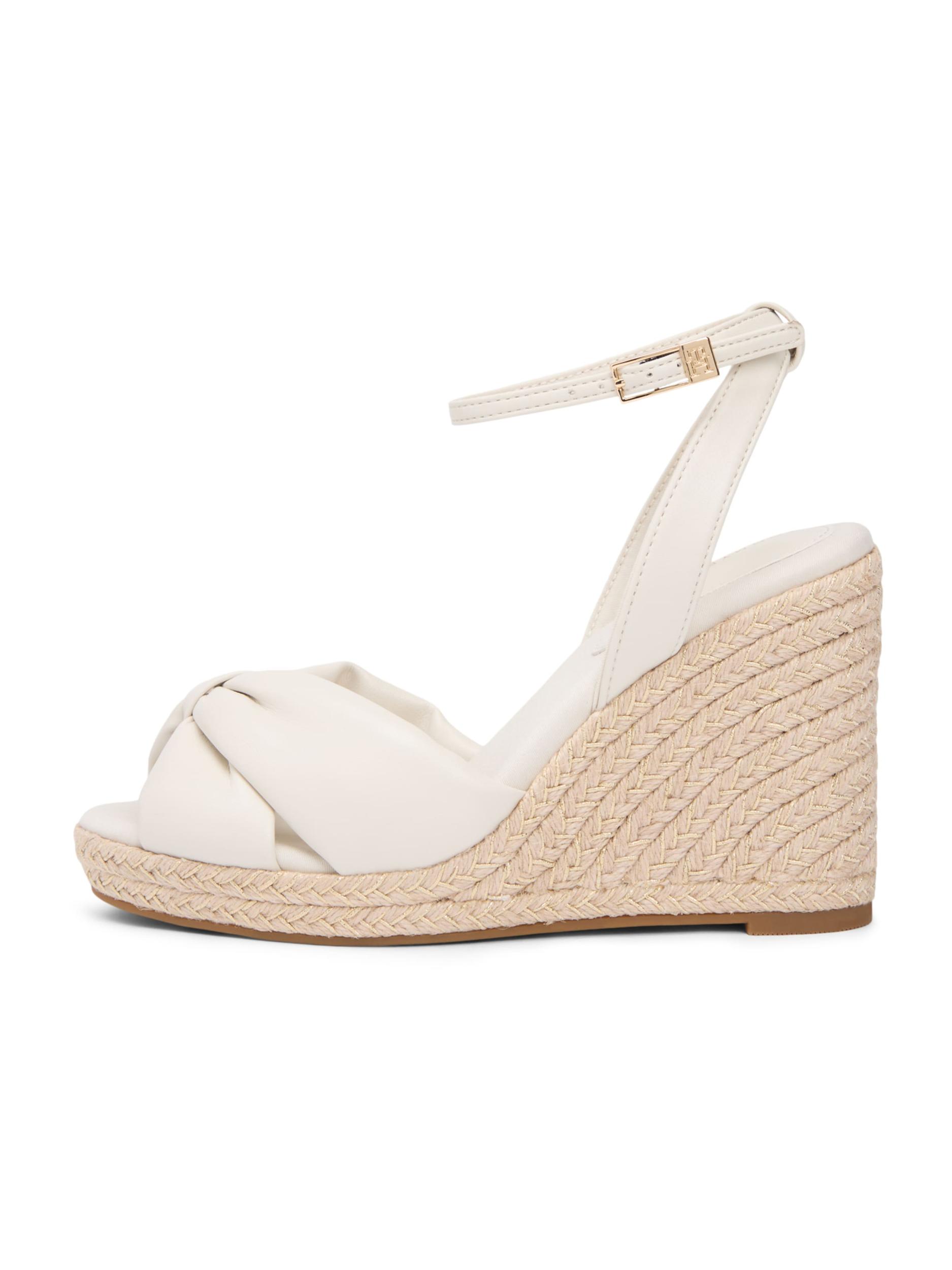 TOMMY HILFIGER Siksniņsandales smilškrāsas