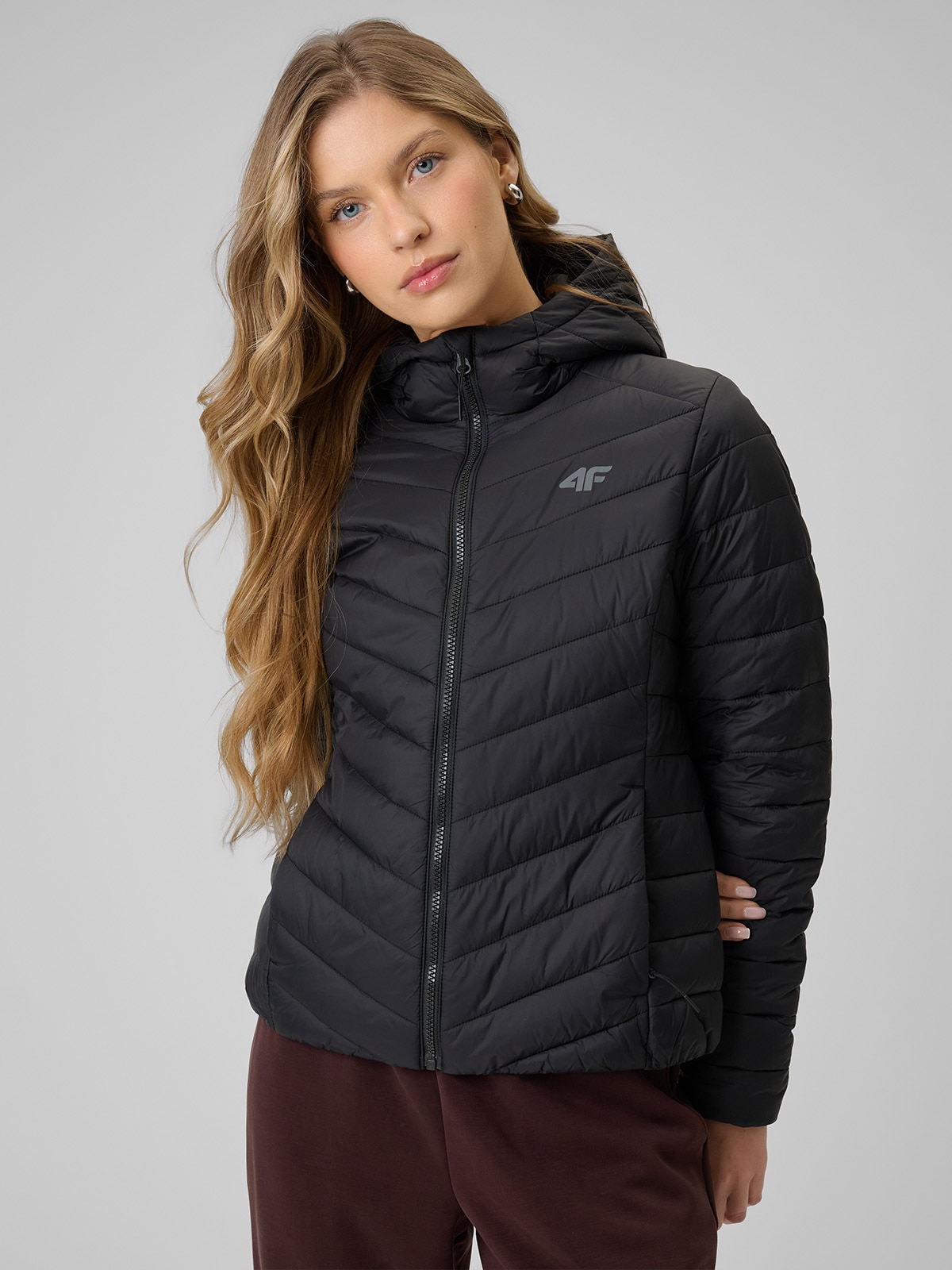 4F Sieviešu virsjaka ar sintētisku pildījumu - melna