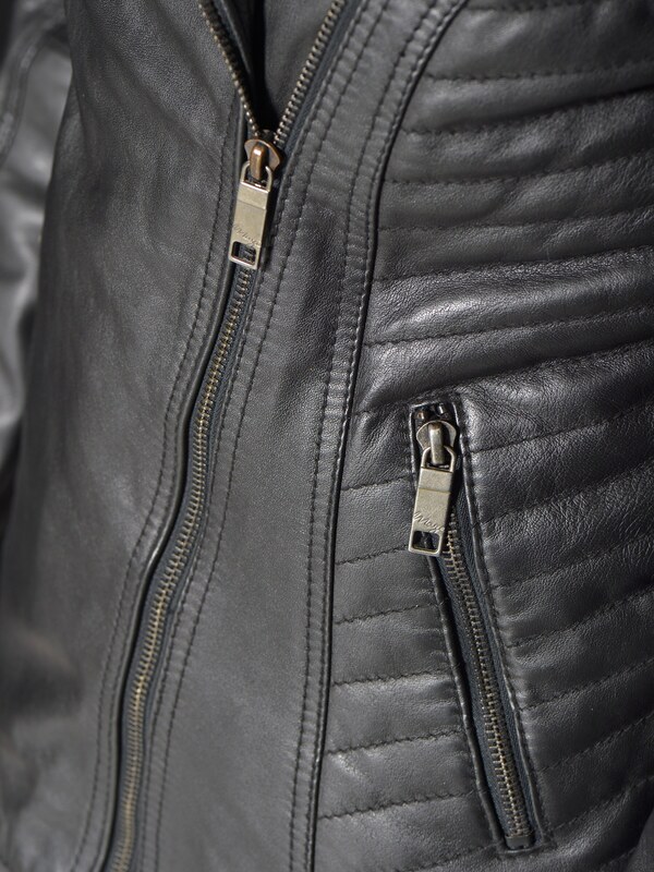 Maze Starpsezonu jaka 'Sally' melns