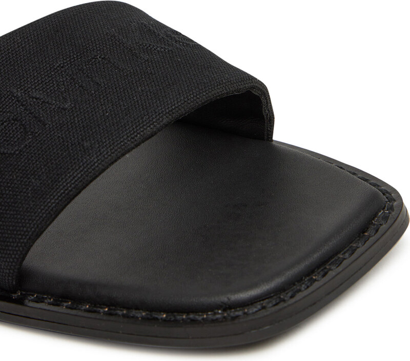 Iešļūcenes Calvin Klein