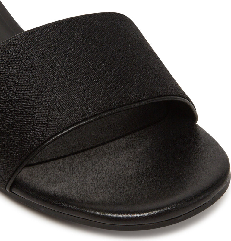 Iešļūcenes Calvin Klein